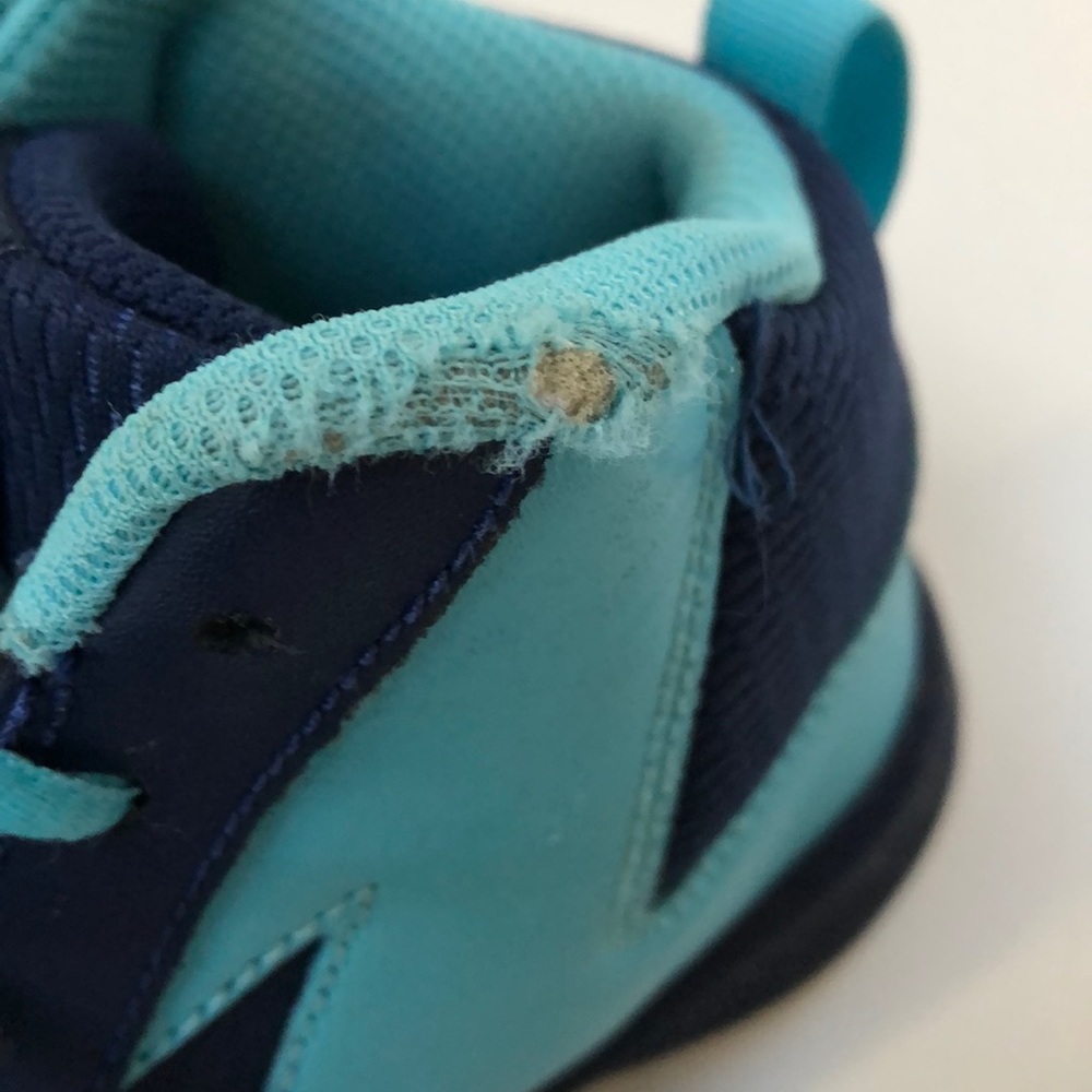 Nike team hustle size 5 basketball sneakers - Picture 3 of 4